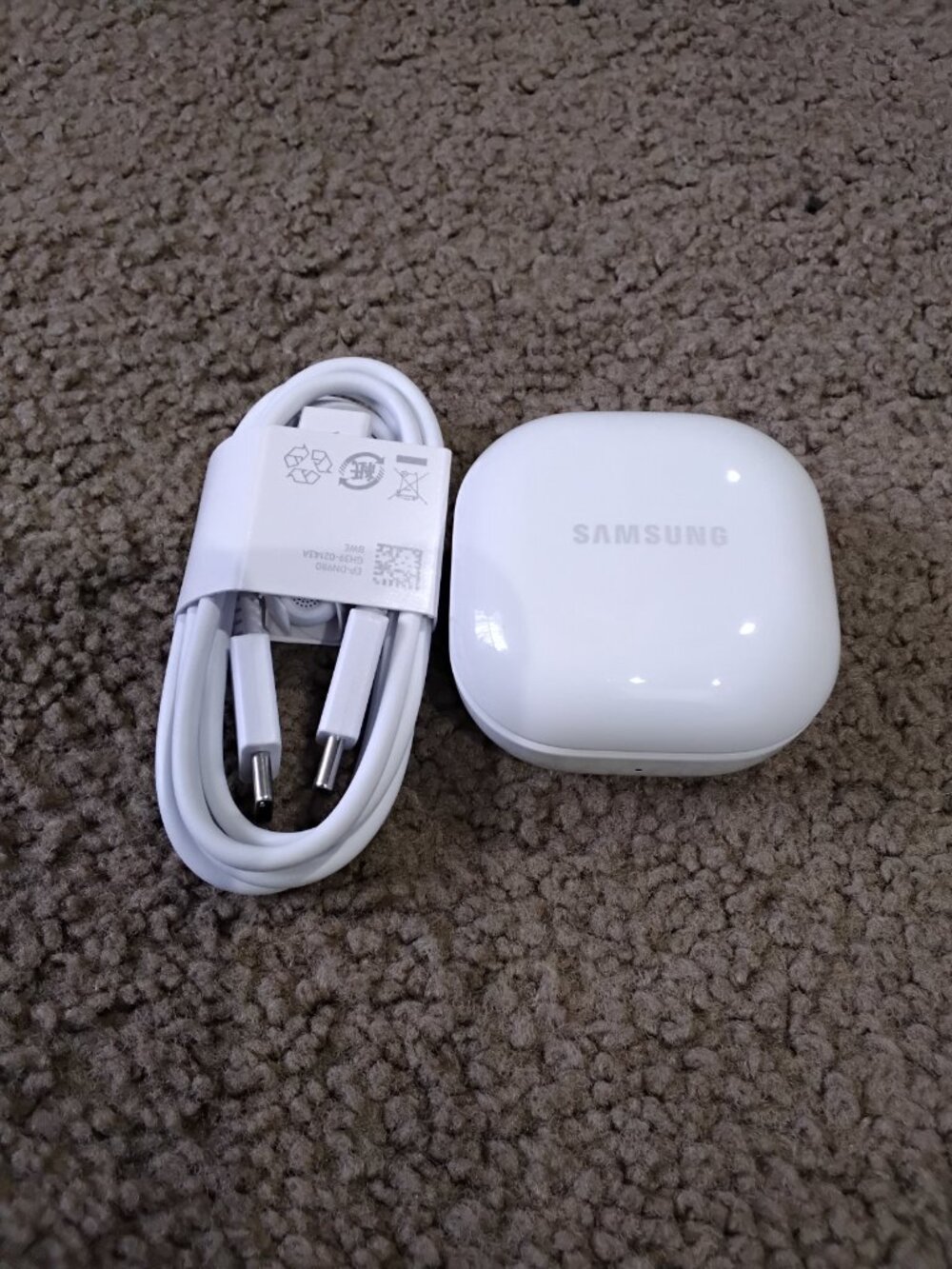 Samsung Galaxy Earbuds with Charging Case USB - Picture 6 of 11